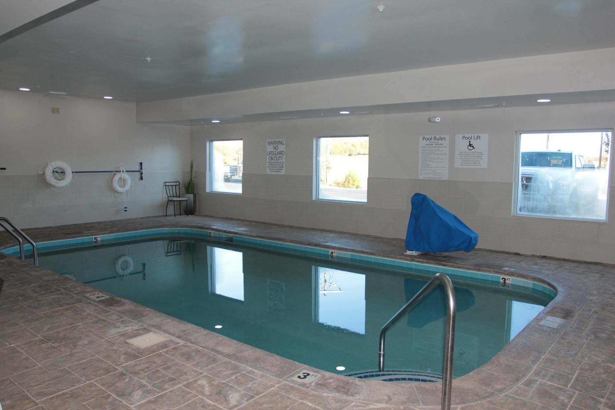 Hotel Holiday Express & By Ihg 2*